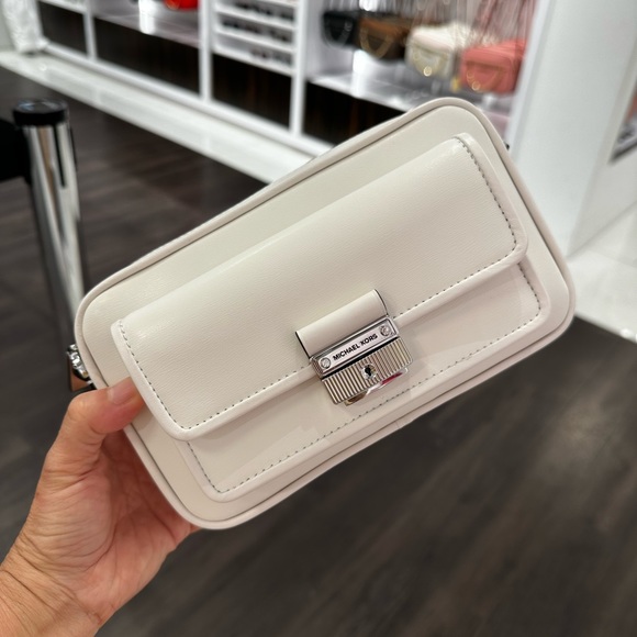 Michael Kors Bradshaw Medium Pocket Camera Crossbody, Multiple Options - Picture 4 of 13